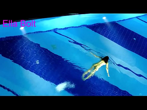 ❤️ No puedo dejar de mirar, joven rubia pillada nadando desnuda en la piscina del complejo ELLA BOLT ️ Video de sexo en es.punkbass.ru ❌️